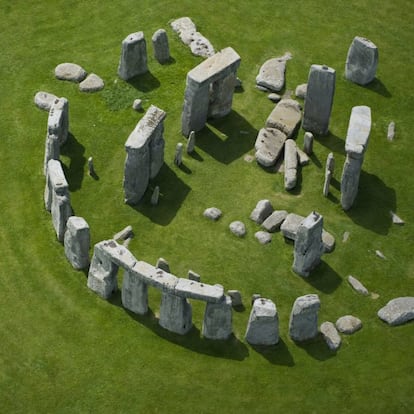 El monumento megalítico más famoso del mundo, y uno de los iconos de Inglaterra, se alza sobre la verde llanura de Salisbury, en el condado de Wiltshire, a unos 130 kilómetros de Londres. Stonehenge es un crómlech –círculo o anillo de piedras– construido a lo largo de un extenso periodo de tiempo, entre finales del Neolítico y principios de la Edad del Bronce. Sus estructuras están alineadas para marcar la salida y la puesta del sol durante los solsticios de invierno y verano. Llegó a tener más de 160 elementos, de los que hoy queda un círculo interior con seis grandes bloques rematados por tres dinteles, y uno exterior de 17 monolitos con dinteles.