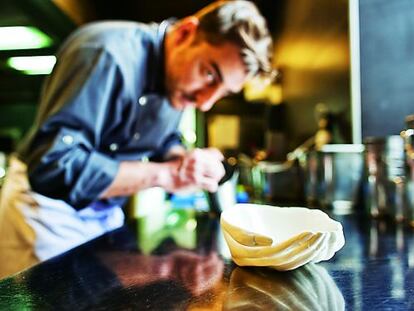 Jordi Roca, preparando una sopa de la carta Barcelona.