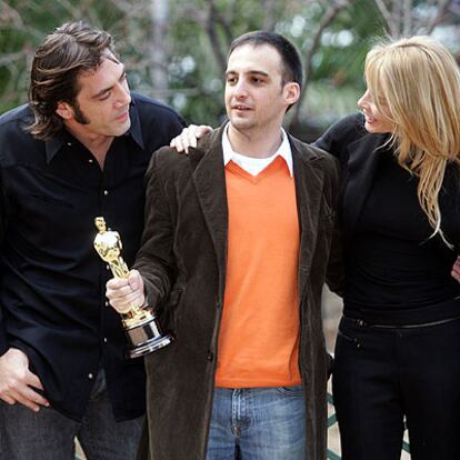 Alejandro Amenábar, con el Oscar en la mano, entre Javier Bardem y Belén Rueda, ayer en la Casa de América.