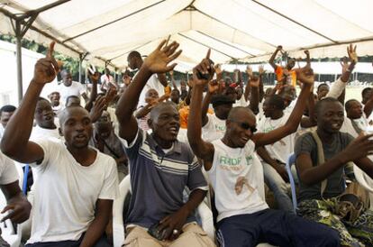 Seguidores de Alassane Ouattara cantan a las afueras del hotel Golf de Abiyán, donde han acampado.