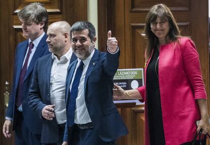 El diputado electo Jordi Sànchez (en el centro) tras recoger el acta en el Congreso de los Diputados.
