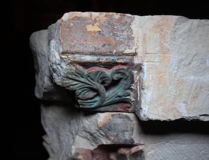 Detalle de la escultura y la policromía en uno de los restos conservados de los arcos de San Salvador de Oña.