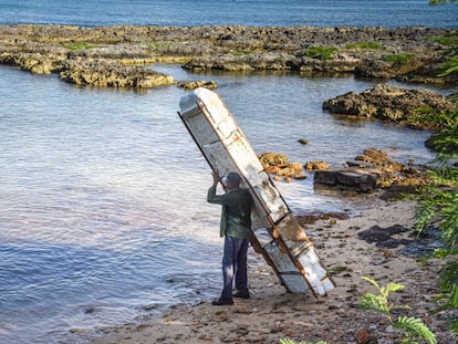 Un hombre carga una balsa en una playa a las afueras de La Habana, este mes.