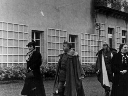 Franco y Carmen Polo, en el pazo, en fecha indeterminada.