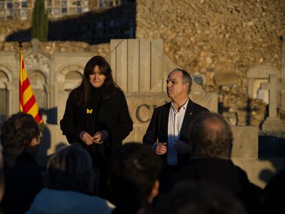 La presidenta de Junts, Laura Borràs, y su número'dos', Jordi Turull, el pasado domingo en el homenaje a Francesc Macià en el cementerio de Montjuïc.