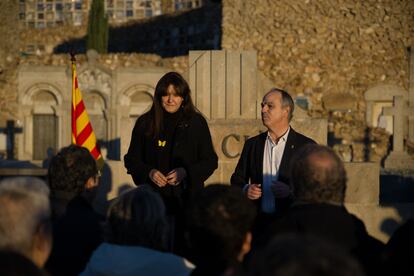 La presidenta de Junts, Laura Borràs, y su número'dos', Jordi Turull, el pasado domingo en el homenaje a Francesc Macià en el cementerio de Montjuïc.