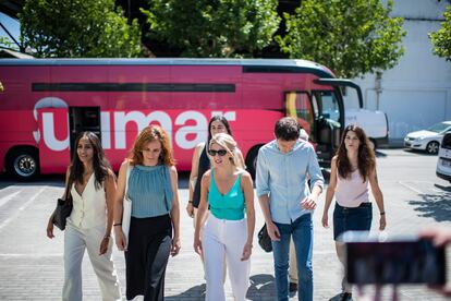 Yolanda Díaz, en el centro, acompañada de la número tres de Sumar por Madrid, Tesh Sidi; la portavoz de Más Madrid en la Asamblea madrileña, Mónica García; y el diputado de Más País Íñigo Errejón.