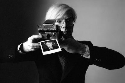 Célebre retrato que el fotógrafo Oliviero Toscani tomó a Andy Warhol en 1974.