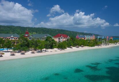 En Jamaica se encuentra el Sandals Whitehouse European Village and Spa.