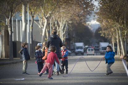 Uns nens juguen al carrer, a Barcelona.