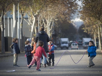 Uns nens juguen al carrer, a Barcelona.