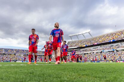 Los jugadores de la selección estadounidense durante el calentamiento, antes de enfrentar a Brazil en Orlando, el 12 de junio.