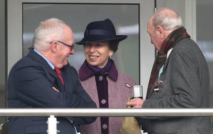 La princesa Ana de Inglaterra fue una de las asistentes al día de las damas de Cheltenham aunque ella optó por un sobrio sombrero.