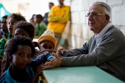 El padre Roca, misionero salesiano de 81 años, atiende un concurso de preguntas y respuestas entre institutos celebrado las pasadas navidades en el centro juvenil de Don Bosco, en Adigrat, al norte de Etiopía. Este sacerdote llegó a esta misión a los 53 años y lleva 28 ayudando a las personas más vulnerables de esta ciudad a salir de la pobreza. Quiere acabar sus días aquí.