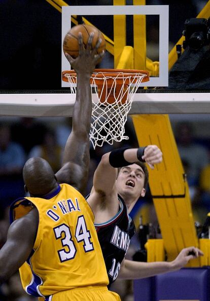 Shaquille O'Neal y Pau Gasol, en un Lakers-Grizzlies (1 de abril de 2003).