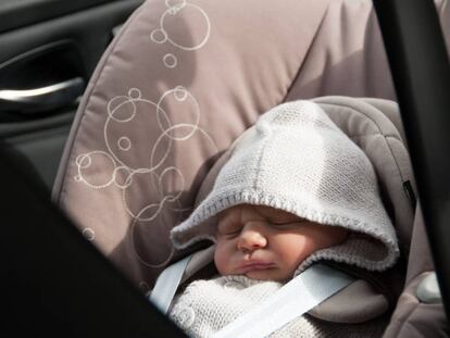 Un bebé viaja en coche con sillita, en una imagen de archivo.