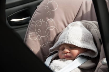 Un bebé viaja en coche con sillita, en una imagen de archivo.