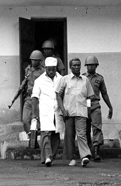 El ex presidente de Guinea Ecuatorial, Francisco Macías Nguema, es llevado por soldados y un enfermero fuera de la sala del cine Marfil, donde tiene lugar el juicio contra él.