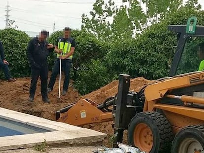 Polic&iacute;as nacionales registran el jard&iacute;n del chal&eacute; del principal detenido.