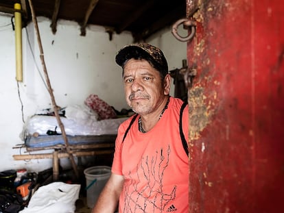 William Gutiérrez en el refugio del Movimiento Ríos Vivo, en Colombia.