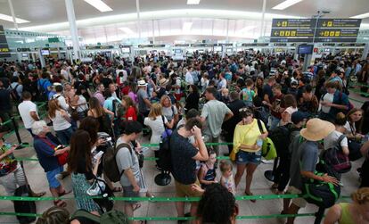 Colas en la zona de control del aeropuerto de El Prat, ayer en Barcelona.