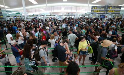 Cues a la zona de control de l'aeroport del Prat, ahir a Barcelona.