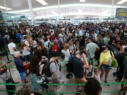 Colas en la zona de control del aeropuerto de El Prat, ayer en Barcelona. 