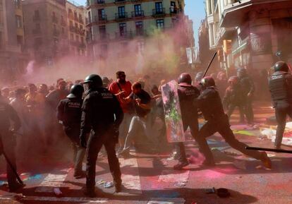 Choques entre manifestantes y agentes de los Mossos d'Esquadra.