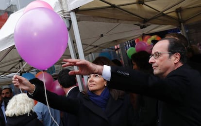 El presidente francés, François Hollande, junto a la alcaldesa de París, Anne Hidalgo, sueltna globos en recuerdo a las vícitmas de los los atentados yihadistas que hace un año causaron la muerte de 130 personas.