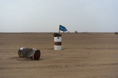 Un barril agujereado por las balas indica la dirección de Arlit en la región del desierto de Tenere, en el Níger, al sur del Sahara central,  el domingo 3 de junio de 2018.  