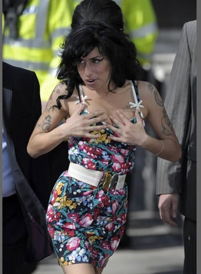 Amy Winehouse quiere rehacer su vida en su nueva casa a las afueras de Londres y en compañía de su marido Blake Fielder-Civil. "Ahí no pueden acampar tan fácilmente los paparazzi y vigilar cada paso que dé. Creo que es un lugar más sano para vivir", dice la cantante. Pese a que su marido solicitó el divorcio tras el romance que tuvo la cantante durante sus recientes vacaciones en la caribeña isla de Santa Lucía, desde donde asegura que volvió alejada de las drogas, para ella es el amor de su vida. "Vale, me lo he pasado bien con un tío guapo, pero eso sólo fue un romance de vacaciones. No quiero a ningún otro más que a Blake", dice. "No permitiré que se divorcie. Es la versión masculina de mí misma. Estamos hechos el uno para el otro".