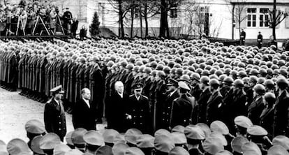 O chanceler Konrad Adenauer, o segundo à direita, inspeciona um exército em 1956.