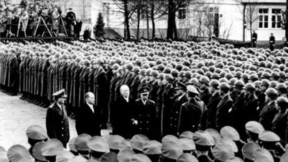 El canciller Konrad Adenauer, el segundo por la derecha, pasa revista a una compañía en 1956.