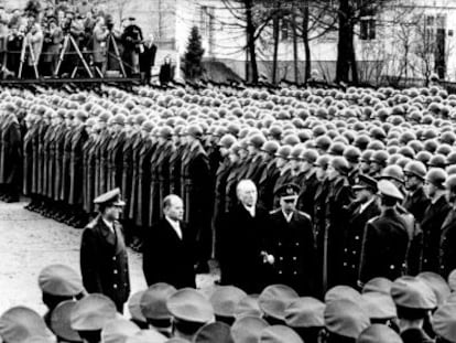 O chanceler Konrad Adenauer, o segundo à direita, inspeciona um exército em 1956.