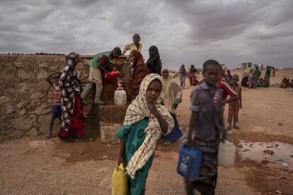 Não há infância para as crianças de Somalia. A maioria não vão à escola porque as famílias não têm dinheiro para pagar a matrícula e porque a prioridade é a sobrevivência e conseguir alimentos e água. Na imagem, um grupo de crianças recolhe água de um poço no campo de deslocados de Hodo, no norte do país.