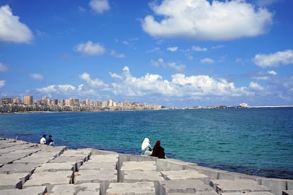 Perspectiva de los rompeolas colocados frente a la bahía en la que se encuentra el pequeño puerto oriental de Alejandría, principalmente pesquero, el 4 de mayo de 2025.