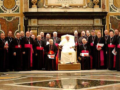 El papa Juan Pablo II con algunos de los cardenales y obispos de la Conferencia Episcopal Española que ayer realizaron una visita <i>ad limina apostolorum</i> en el Vaticano.
