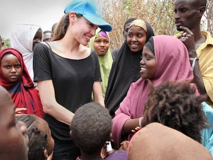 Angelina Jolie ha vuelto a sus labores humanitarias. La actriz ha visitado como embajadora de buena voluntad de ACNUR un campo de refugiados somalis en Dadaab, al noreste de Kenia.