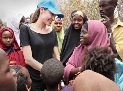 Angelina Jolie ha vuelto a sus labores humanitarias. La actriz ha visitado como embajadora de buena voluntad de ACNUR un campo de refugiados somalis en Dadaab, al noreste de Kenia.