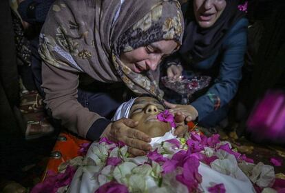 La madre del Haitam al Jamal, de 14 años, muerto el viernes tras recibir un disparo de tropas israelíes, llora sobre su cadáver en el funeral en Refah (sur de Gaza).