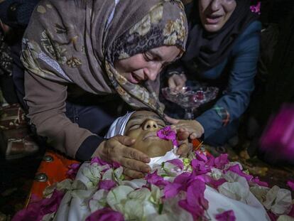 La madre del Haitam al Jamal, de 14 años, muerto el viernes tras recibir un disparo de tropas israelíes, llora sobre su cadáver en el funeral en Refah (sur de Gaza).