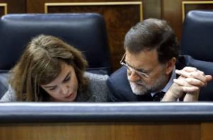 El presidente del Gobierno, Mariano Rajoy, y la vicepresidenta, Soraya Sáenz de Santamaría, en el debate de los Presupuestos Generales del Estado para 2013 ayer en el Congreso de los Diputados.