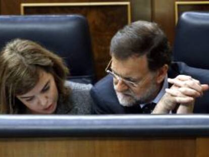 El presidente del Gobierno, Mariano Rajoy, y la vicepresidenta, Soraya Sáenz de Santamaría, en el debate de los Presupuestos Generales del Estado para 2013 ayer en el Congreso de los Diputados.