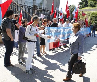 Delegados de la CIG en Novagalicia protestan ayer ante la sede de la Xunta en San Caetano.