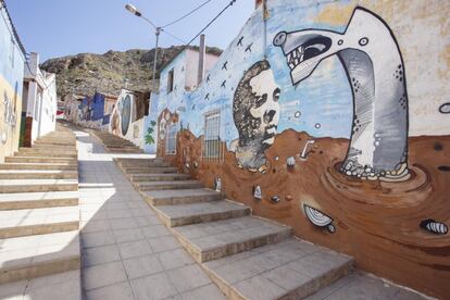Imagen de una de las calles de Orihuela decorada con un mural en homenaje al poeta Miguel Hernández.