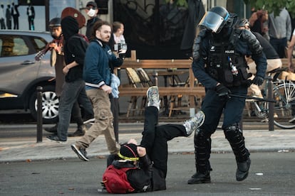 Un agente de policía golpea a un manifestante del movimiento 'Bloqueemos todo' durante un enfrentamiento en Paris.