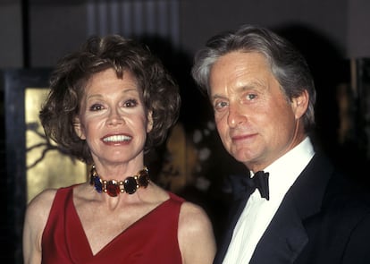 Mary Tyler Moore y Michael Douglas en 1997.