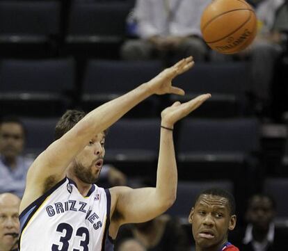 Marc Gasol pasa el balón bajo la defensa de un jugador de Philadelphia 76ers.