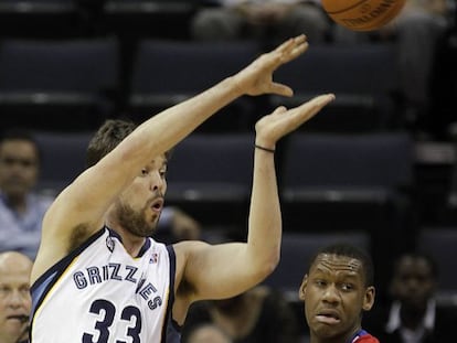 Marc Gasol pasa el bal&oacute;n bajo la defensa de un jugador de Philadelphia 76ers.