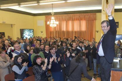 Francisco Álvarez-Cascos saluda a sus seguidores en el acto de Foro Asturias en Mieres.